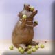 sculpture d'un hippopotame qui jongle des pommes vertes