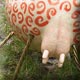 sculpture d'une vache rouge et blanche