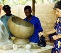 assemblage des éléments d'un tabouret en terre