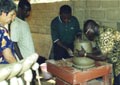 tourner des éléments de tabouret sur un tour de potier