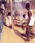 moulage de bronzes system D de Francis Boateng au ghana