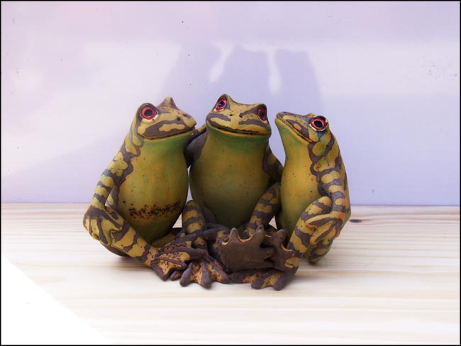 three chatting frogs sculpture